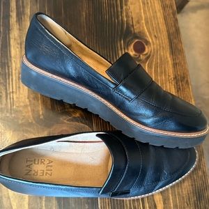 Naturalizer Adaline black leather loafer size 8